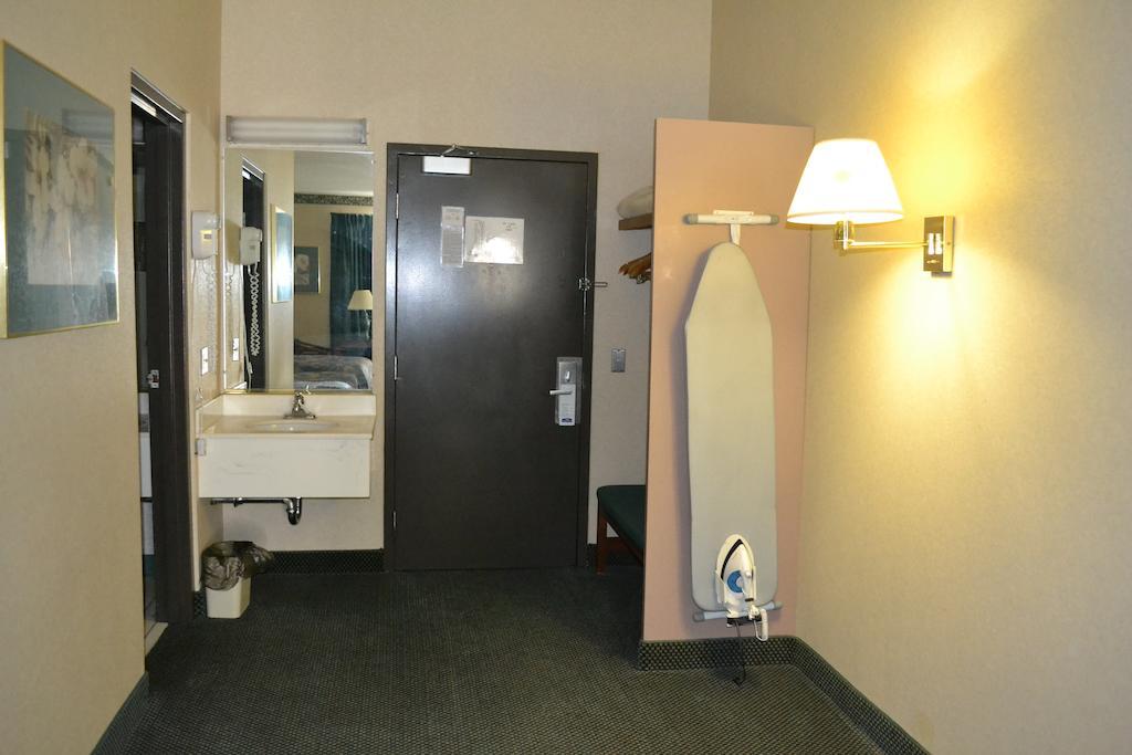 Super 8 By Wyndham Rocky Mount I-95 Exit 145 Hotel Battleboro Eksteriør billede